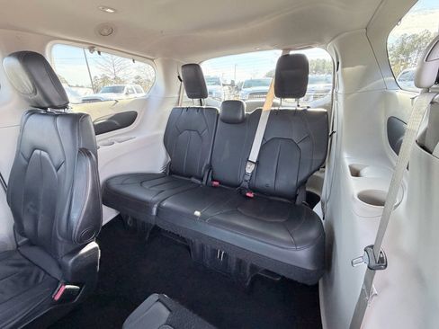 Used 2020 Chrysler Pacifica Touring-L image 23