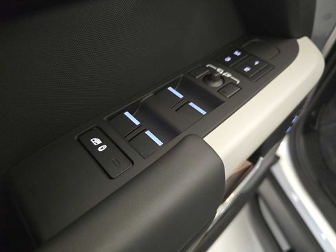 Used 2024 Land Rover Defender 110 SE image 22