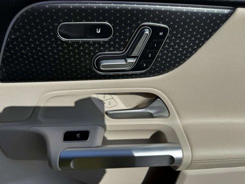Used 2025 Mercedes-Benz GLB 250 image 43
