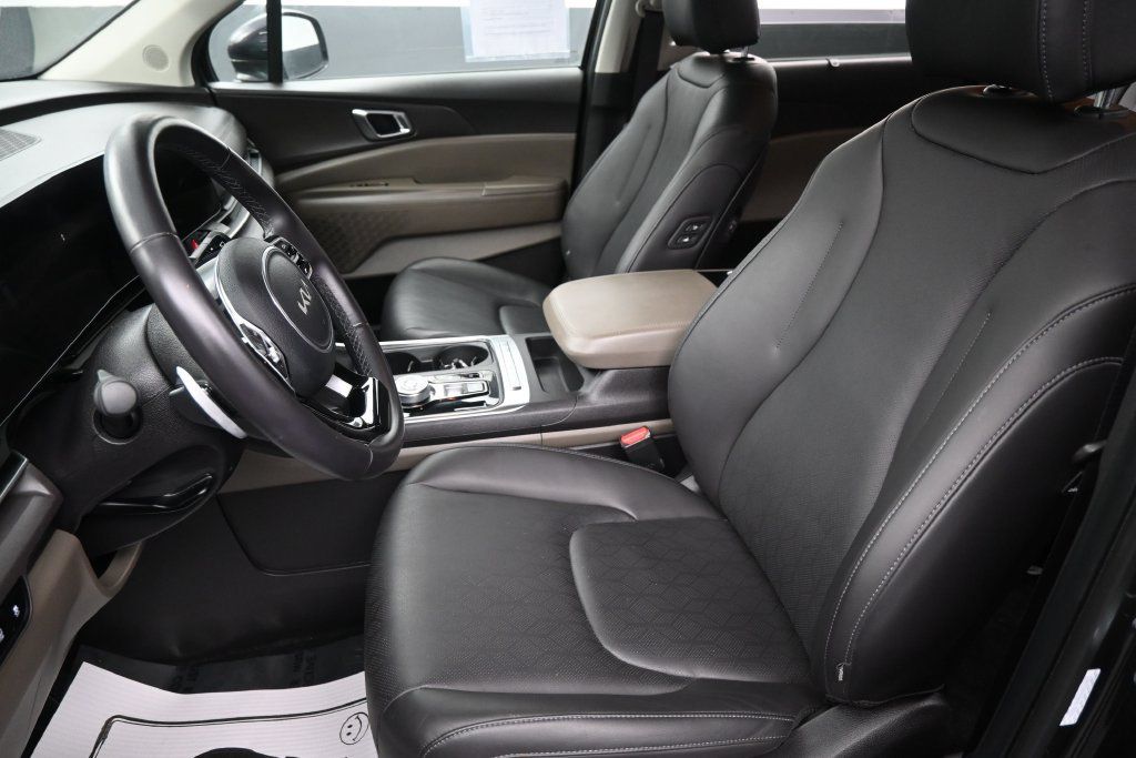 Used 2025 Kia Carnival EX FWD image 21