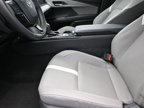 Used 2025 Toyota Camry SE w/ Convenience Package image 13