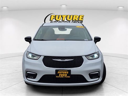 Used 2024 Chrysler Pacifica Touring-L image 2