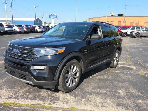 Used 2022 Ford Explorer XLT w/ Equipment Group 202A AWD/4WD image 3