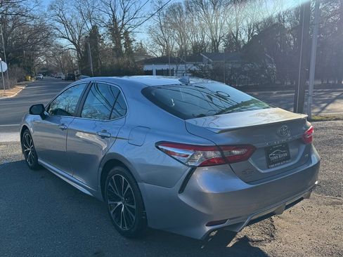 Used 2020 Toyota Camry SE image 3