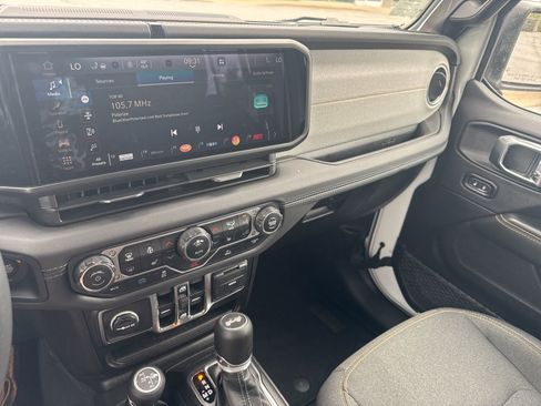 Used 2025 Jeep Wrangler Unlimited Sahara image 15