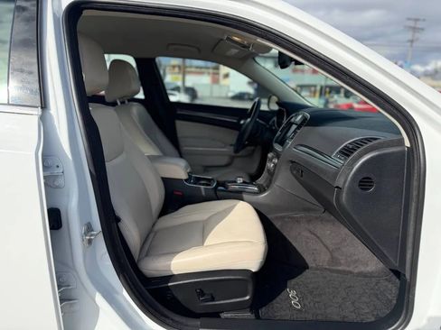 Used 2016 Chrysler 300 Limited image 37