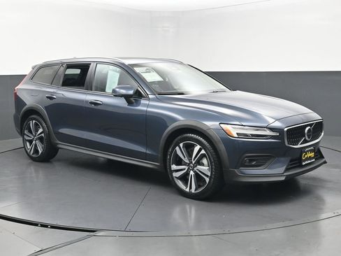 Used 2023 Volvo V60 B5 Cross Country Plus w/ Climate Package AWD/4WD image 3