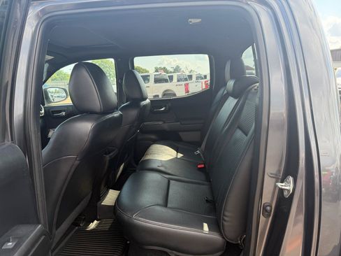Used 2019 Toyota Tacoma TRD Sport AWD/4WD image 9