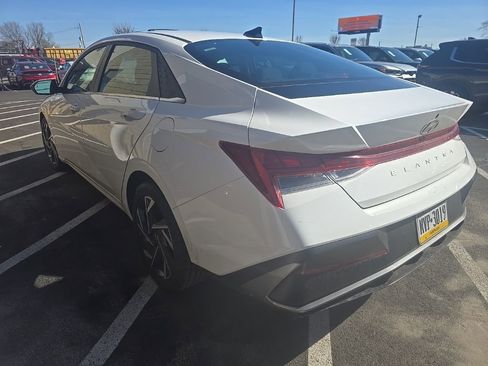 Used 2025 Hyundai Elantra SEL image 4
