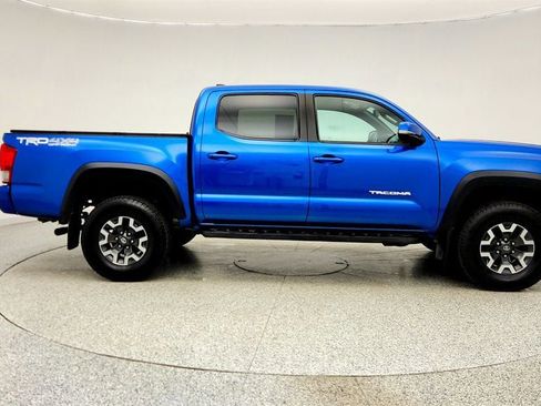 Used 2017 Toyota Tacoma TRD Off-Road image 4