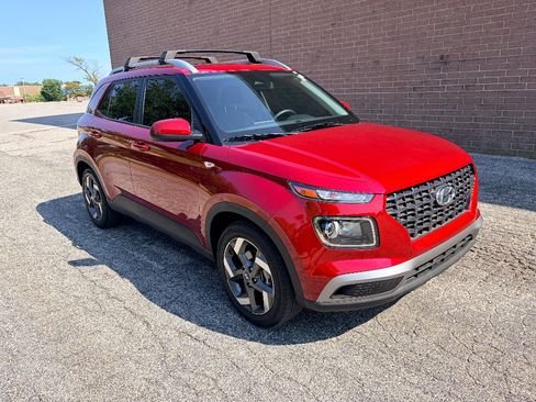 Used 2025 Hyundai Venue SEL FWD image 7