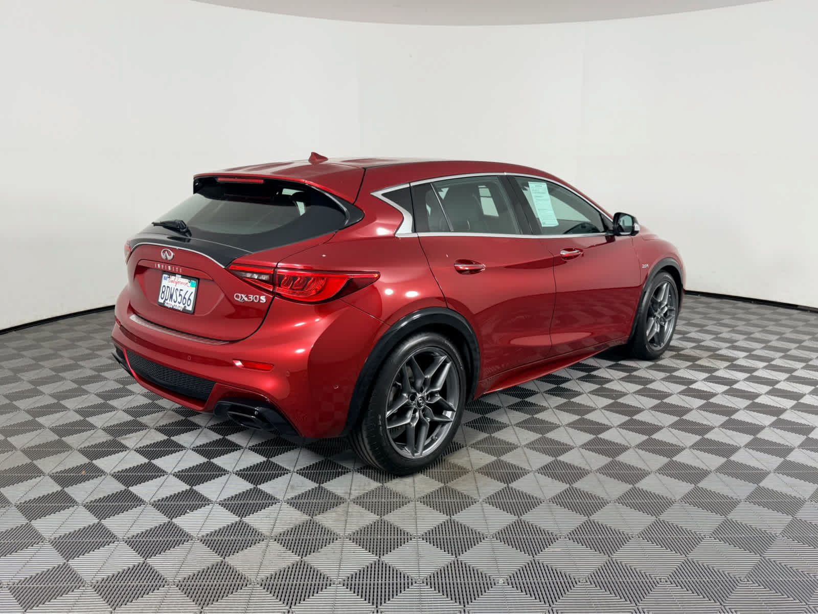 Used 2017 INFINITI QX30 Sport w/ Sport Leather Package FWD image 3