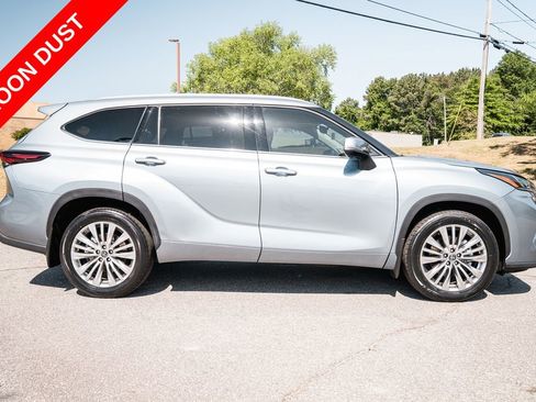 Used 2024 Toyota Highlander Platinum FWD image 9