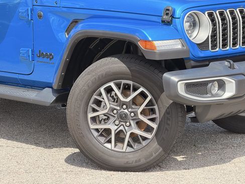 Used 2025 Jeep Wrangler Unlimited Sahara AWD/4WD image 3