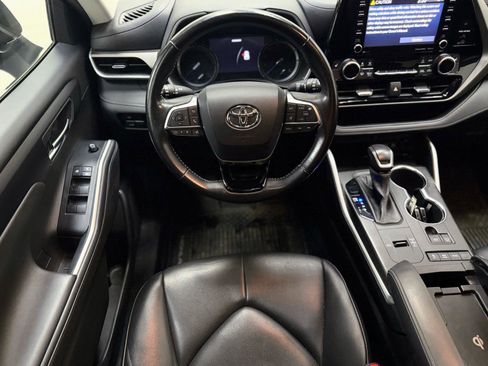 Used 2020 Toyota Highlander XLE image 2