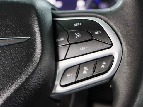 Used 2023 Chrysler Pacifica Touring-L image 14