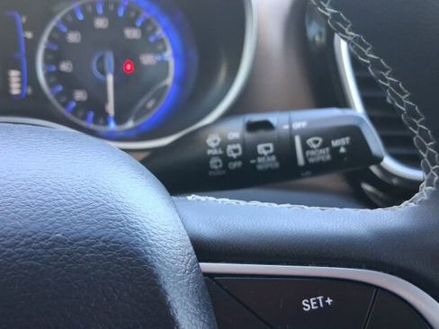 Used 2023 Chrysler Voyager LX image 32