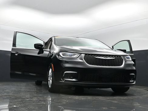 Used 2024 Chrysler Pacifica Touring-L FWD image 55