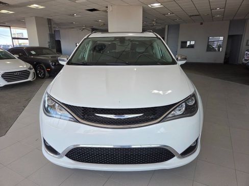 Used 2020 Chrysler Pacifica Limited image 2