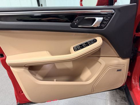 Certified 2025 Porsche Macan image 15