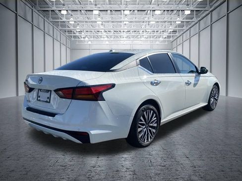 Used 2025 Nissan Altima 2.5 SV FWD image 6