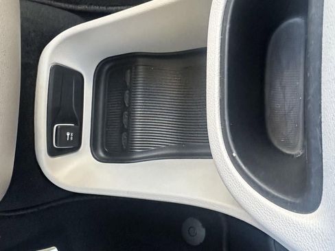 Used 2024 Chrysler Pacifica Touring-L image 21