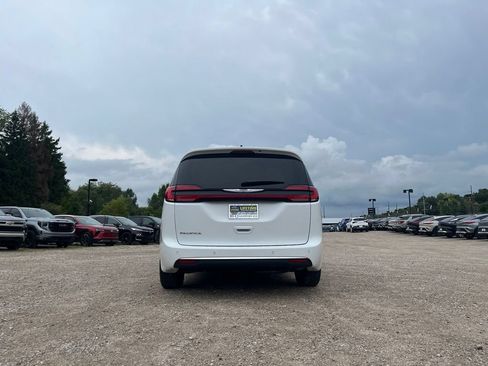 Used 2023 Chrysler Pacifica Touring-L FWD image 7