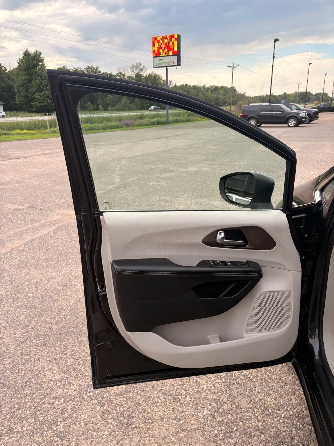 Used 2020 Chrysler Voyager LX w/ Cold Weather Group FWD image 15