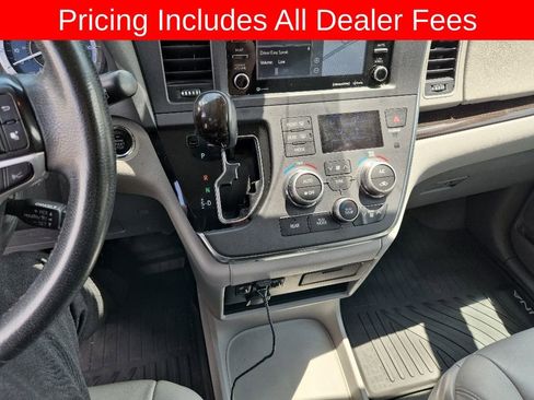 Used 2019 Toyota Sienna XLE w/ XLE Navigation Package FWD image 11