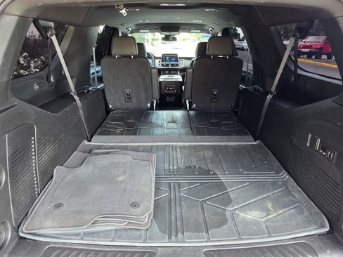 Used 2023 Chevrolet Suburban LT w/ Luxury Package image 12