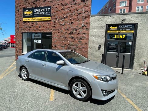 Used 2014 Toyota Camry SE w/ Moonroof Package FWD image 1