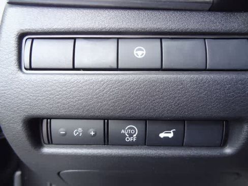Used 2025 Nissan Rogue SV AWD/4WD image 16