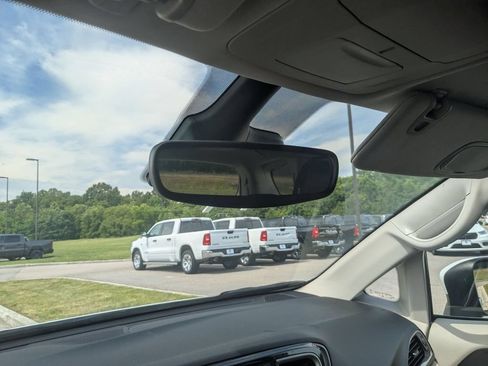 Used 2023 Chrysler Pacifica Touring-L FWD image 31