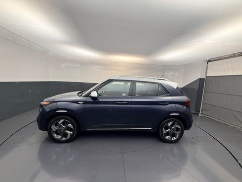 Used 2024 Hyundai Venue Limited FWD image 3