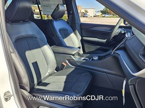 New 2025 Jeep Grand Cherokee Altitude image 16