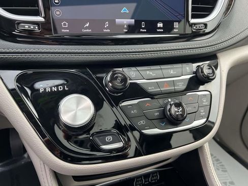 Used 2023 Chrysler Pacifica Limited image 22