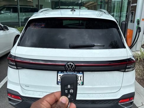 Used 2025 Volkswagen Taos SE FWD image 12