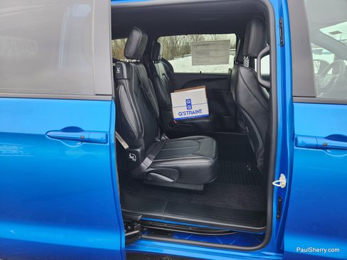 Used 2026 Chrysler Pacifica Select image 7