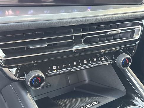 Used 2026 Chevrolet Traverse LT w/ Midnight/Sport Edition image 19