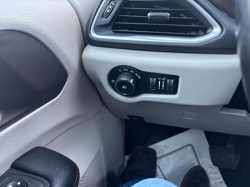 Used 2018 Chrysler Pacifica Touring-L Plus w/ Advanced Safetytec Group image 15