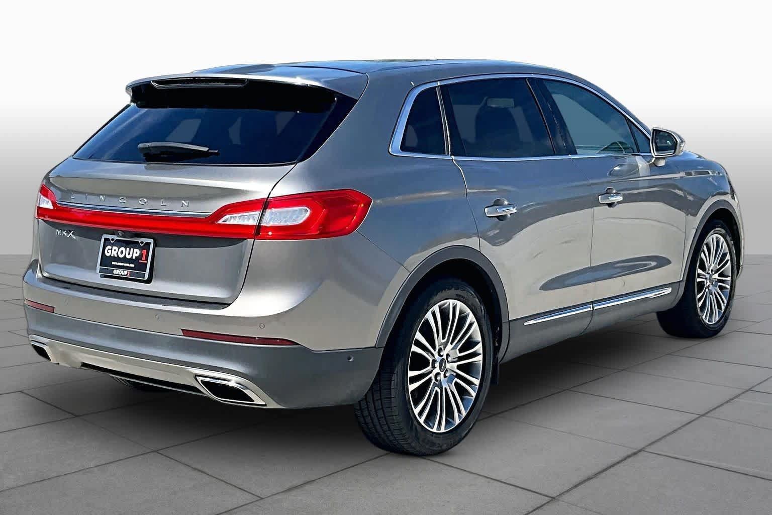 Used 2016 Lincoln MKX Reserve w/ Technology Package FWD image 12