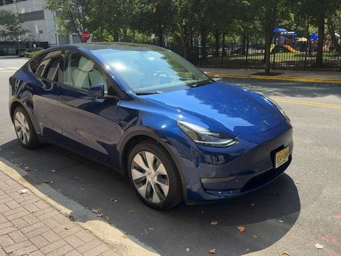 Used 2024 Tesla Model Y Long Range AWD/4WD image 6