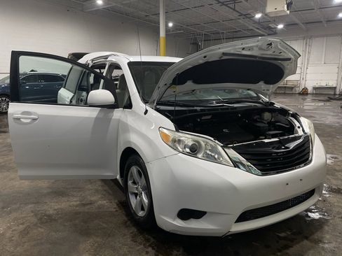 Used 2011 Toyota Sienna LE image 30