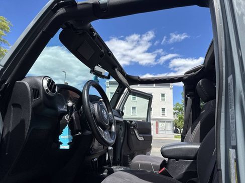 Used 2015 Jeep Wrangler Unlimited Sahara w/ Dual Top Group AWD/4WD image 13