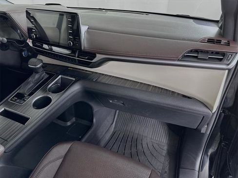 Certified 2024 Toyota Sienna Platinum image 32