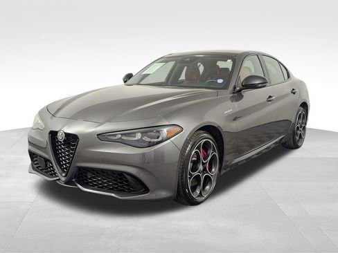 Used 2024 Alfa Romeo Giulia Veloce AWD/4WD image 2
