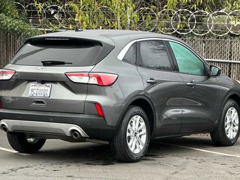 Used 2021 Ford Escape SE image 3