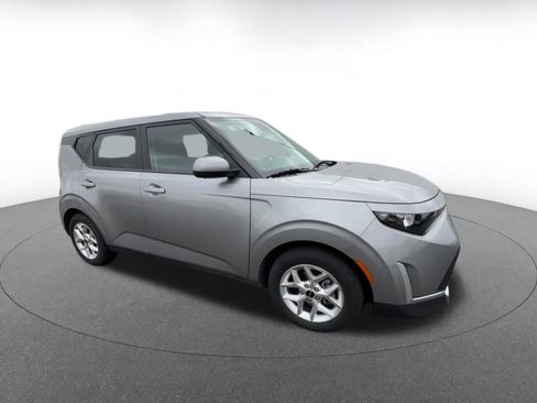 Used 2025 Kia Soul LX w/ LX Technology Package FWD image 2