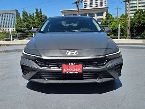 Used 2025 Hyundai Elantra Hybrid FWD image 8