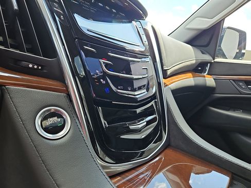 Used 2020 Cadillac Escalade ESV Luxury AWD/4WD image 16